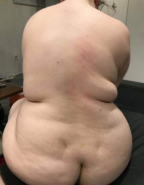 emiscutie art model pic