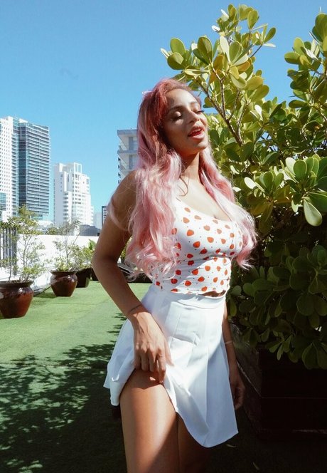 toningtori hot actress pictures