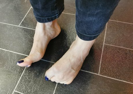 kaybeesfeets sexy actress photos