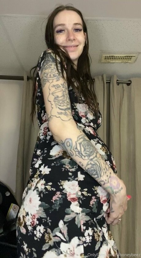 lilhoneybeez model nude gallery