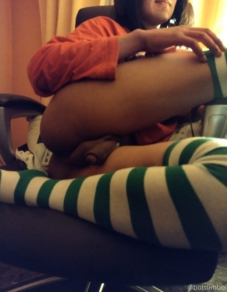 bott0mboi model exclusive photos