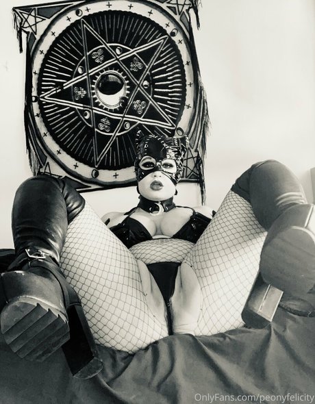 skinny blonde milf onlyfans nude gallery