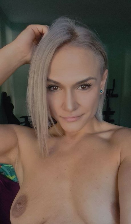 Queenofsquats model xxx image