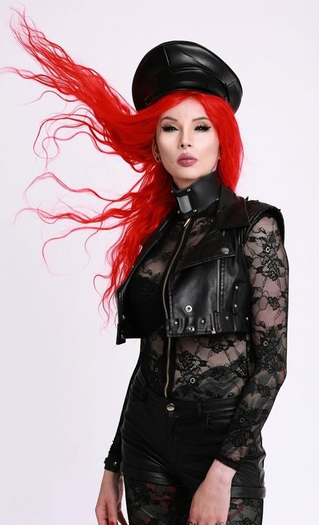 Veronica Carol Blades model top img