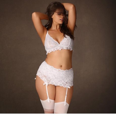 Chloe Marshall art model pictures