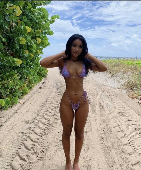 sharnyceballos art model pic