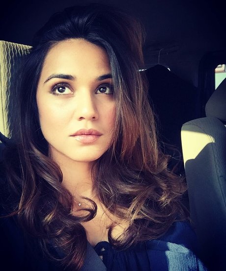 Summer Bishil model erotic pics