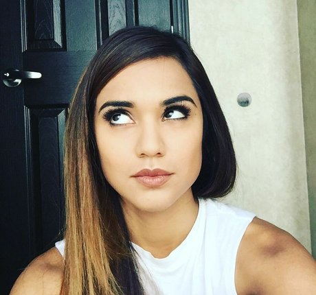 Summer Bishil model top gallery
