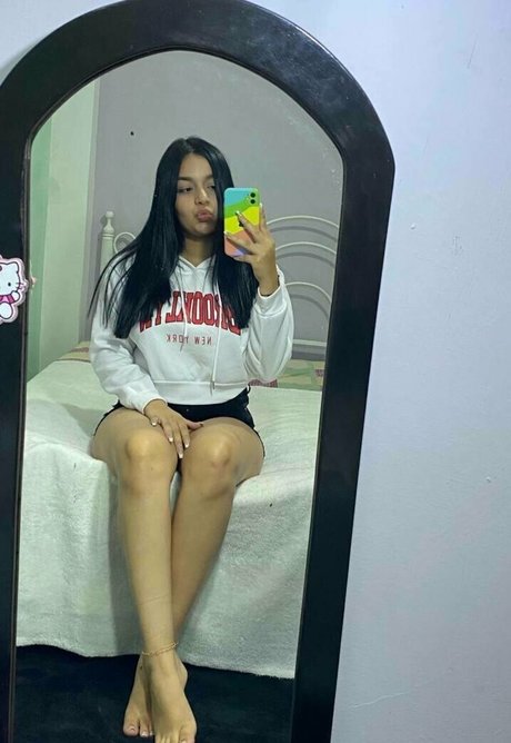 adripiecitos model naked pictures