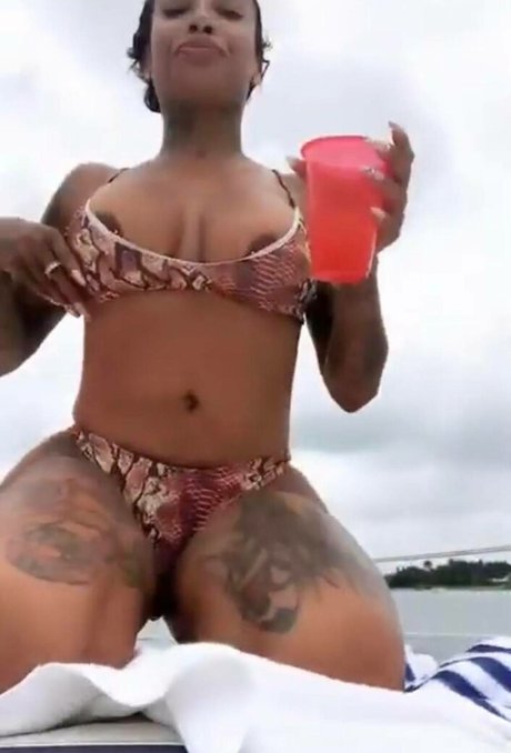 flyyytattedsky beautiful pornstar img