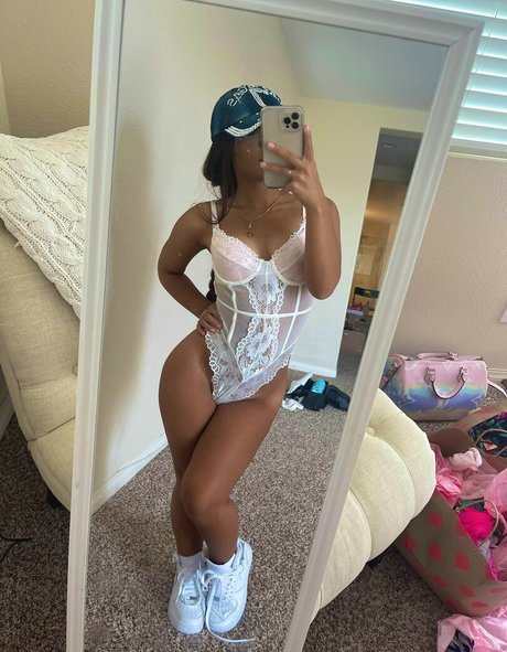 Alahna Ly hot actress pictures