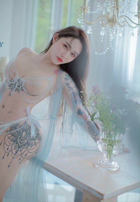 Songyuxin Hitomi nude pornstar images