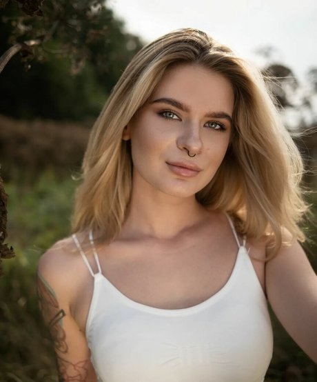 Iris A erotic pornstar gallery