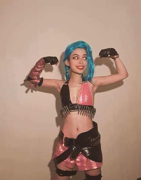 EmotionalBirdy naked actress photo