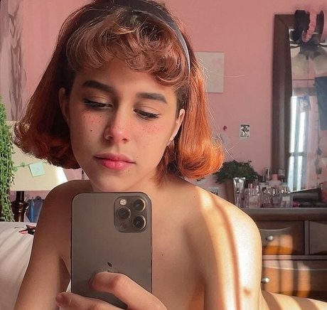 Littlebunnygirl model nude pics