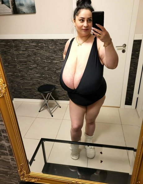 Alice 85JJ exclusive pornstar images