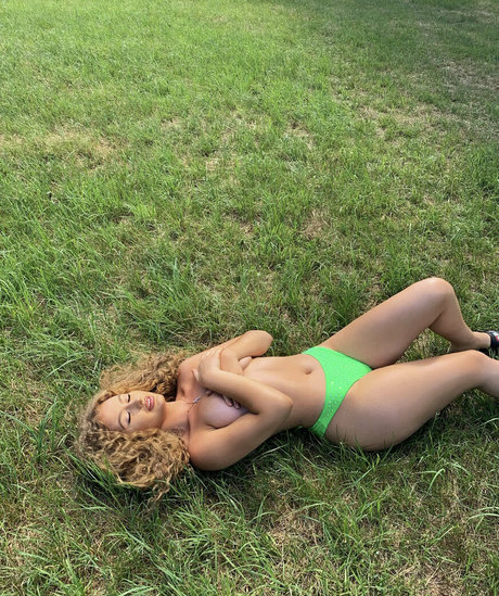 iuliavo model nude pic