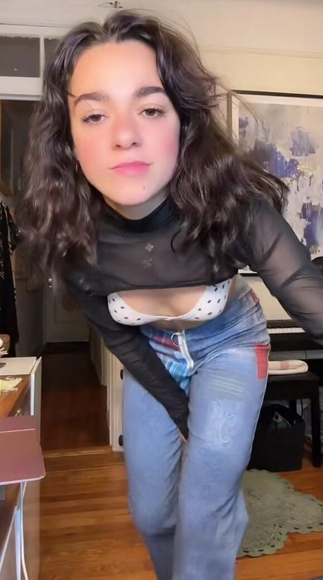 Ally Anna Maria sexy actress img