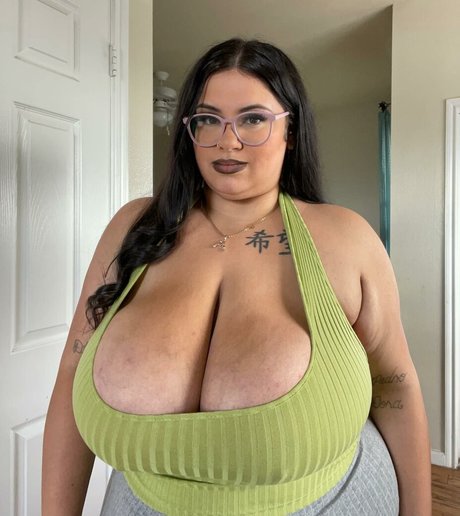 Cremita exclusive model photo