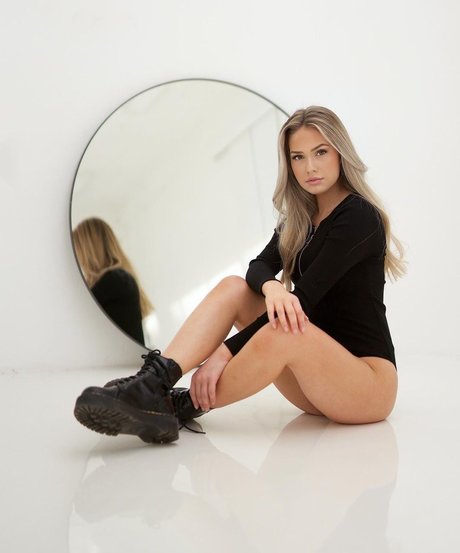 lifewithaliina naked model photo