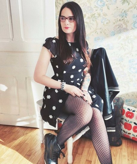 Laura Badler adult model image