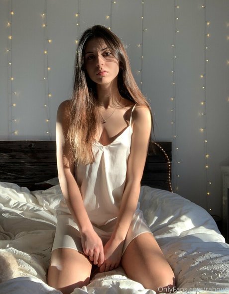 Rahoue star sexy pictures