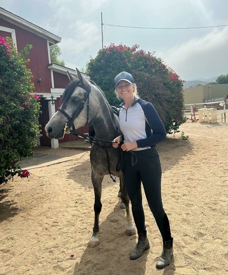 Beth Behrs star pornographic pic