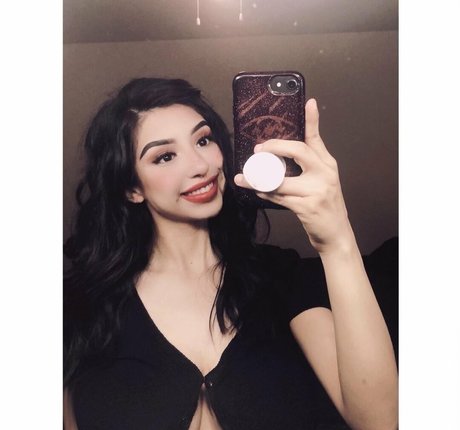 Alexandra Nicole pretty model photo