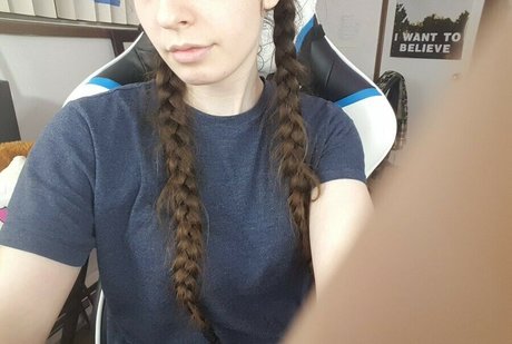 warmfreshpaint sex model image