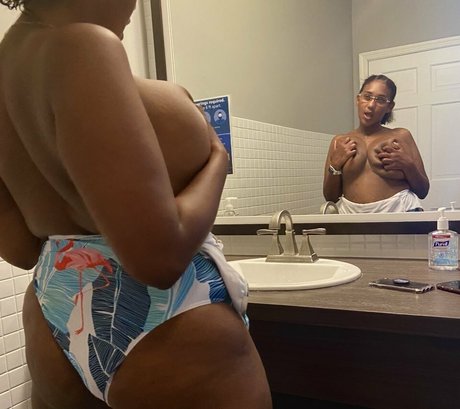 Suly model adult img