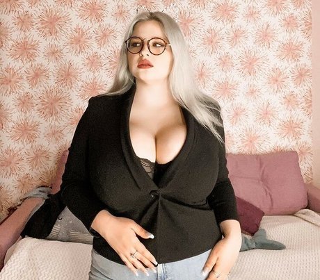 Julia Chegodar pretty actress pictures