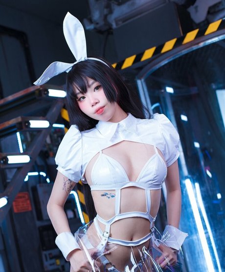 holo saxual model naked picture