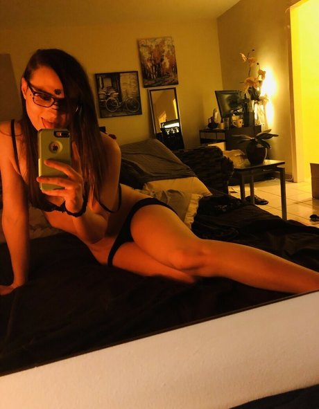 Ava Shade pretty actress image