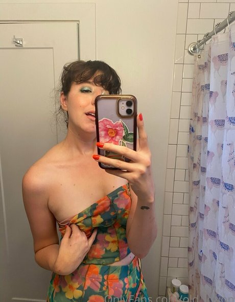 Lotion Wizard porn model pic