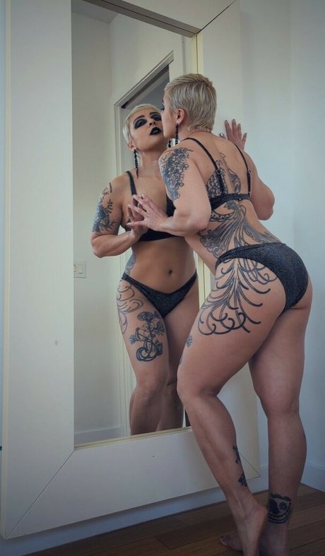 Evelyn Vinyl erotic pornstar pic