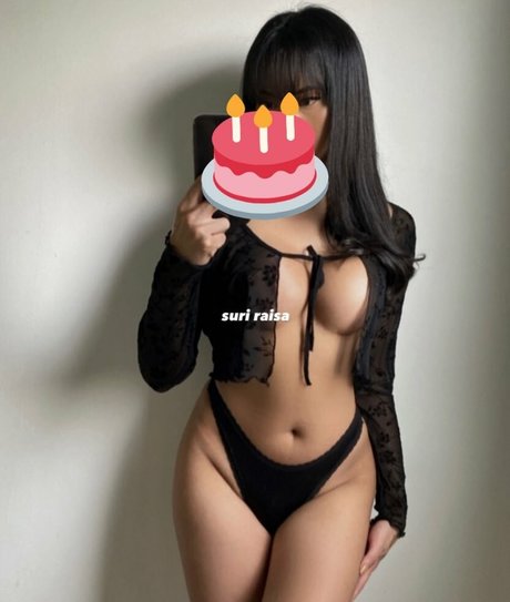 Suri Raisa model sexy photo