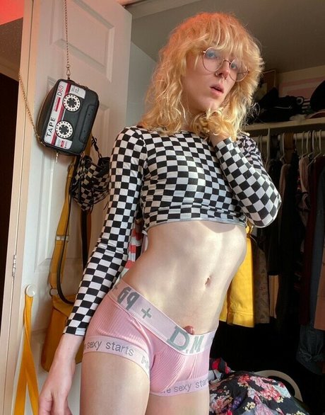 Molly Doll pornographic model img