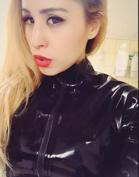 SophiaLarou model sex images