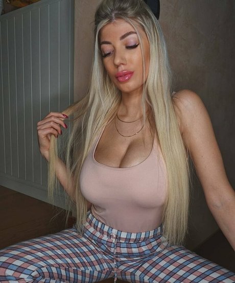 Elena Sottana sexy pornstar pictures