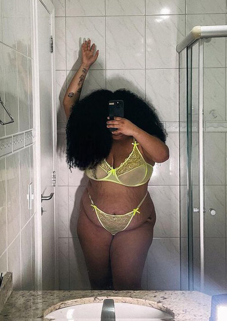 Rizia Cerqueira sexy model photo