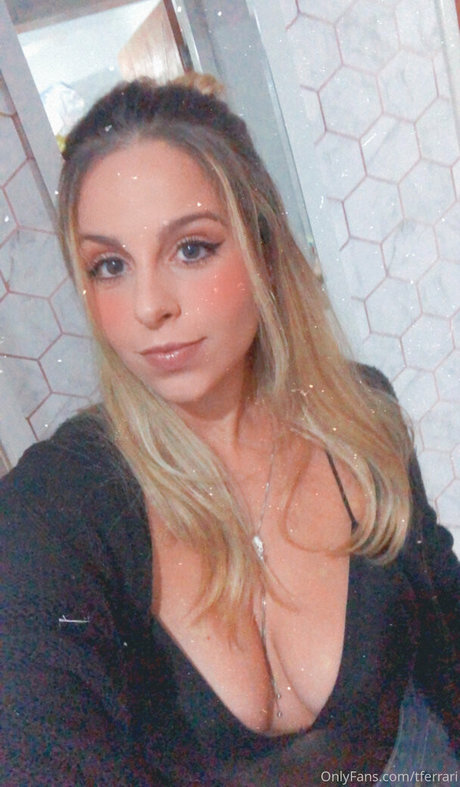 Thais Ferrari pretty model photos