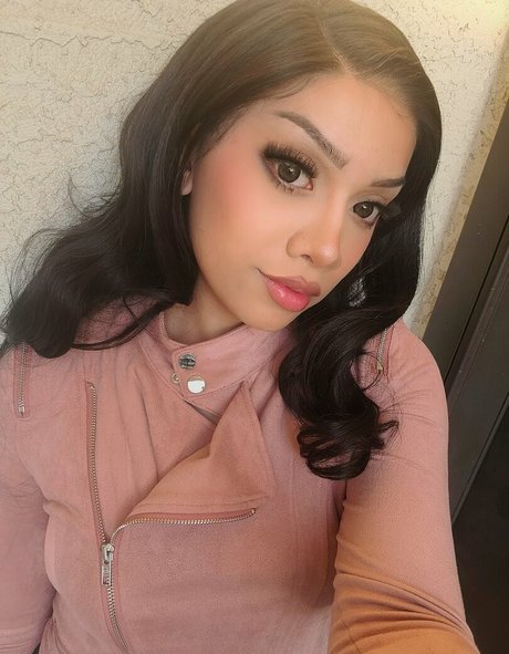 Mina Sin model naked pictures