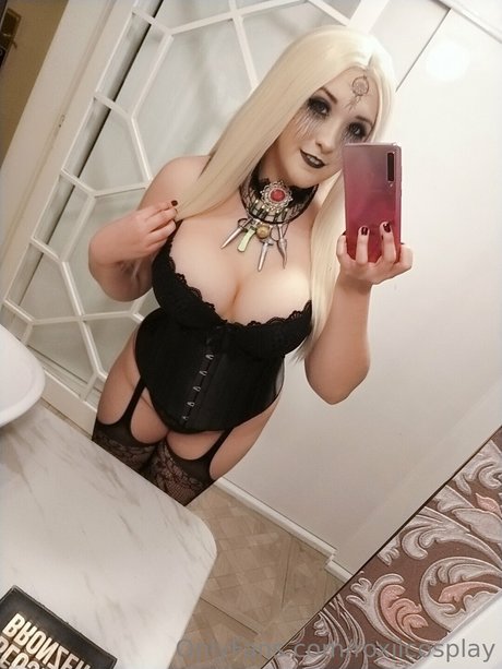 Roxii Cosplay nice model pictures