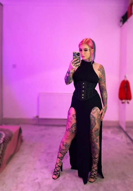 ItsLaika top model photos