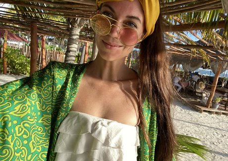 Explore with SARA pornstar art photos