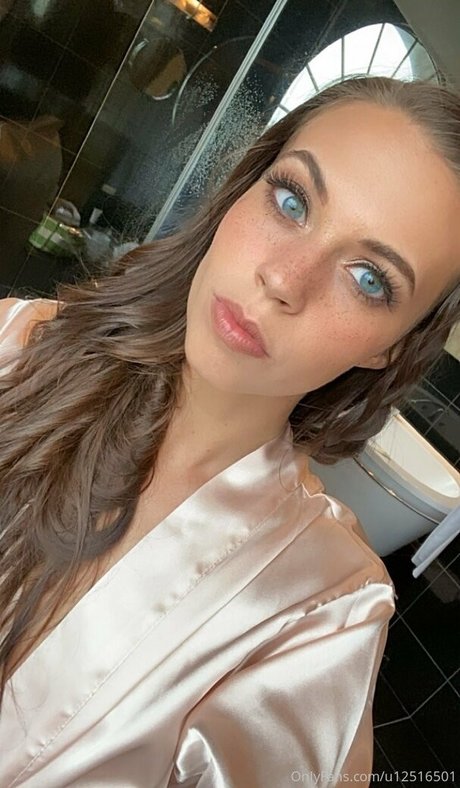 Explore with SARA hot actress photo