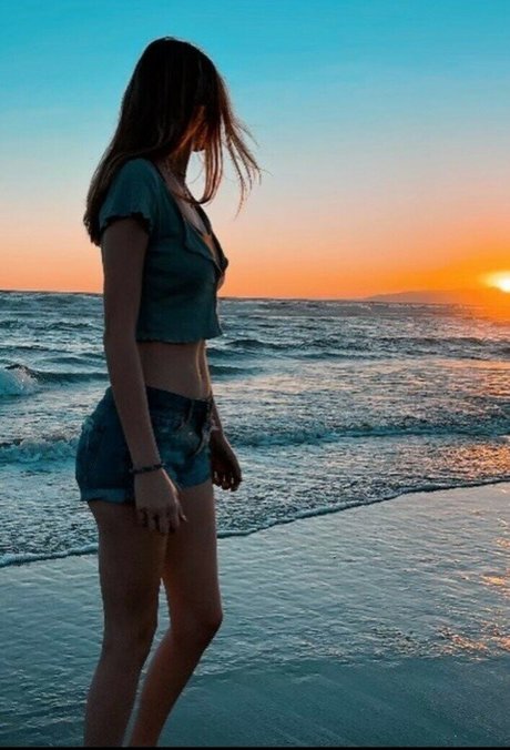 AmbryDear star hot photo