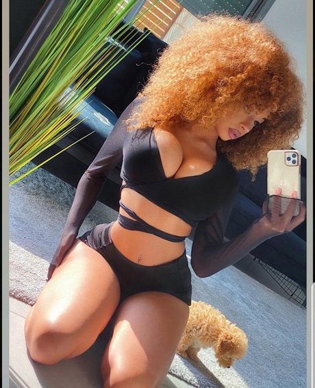 Dana Curly model naked img