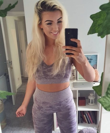 theenicolehammond naked model picture