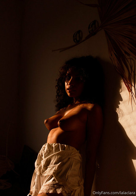 Clara Costa art model photos